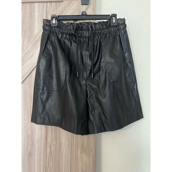 AKRIS Punto size 8 black shorts, high rise